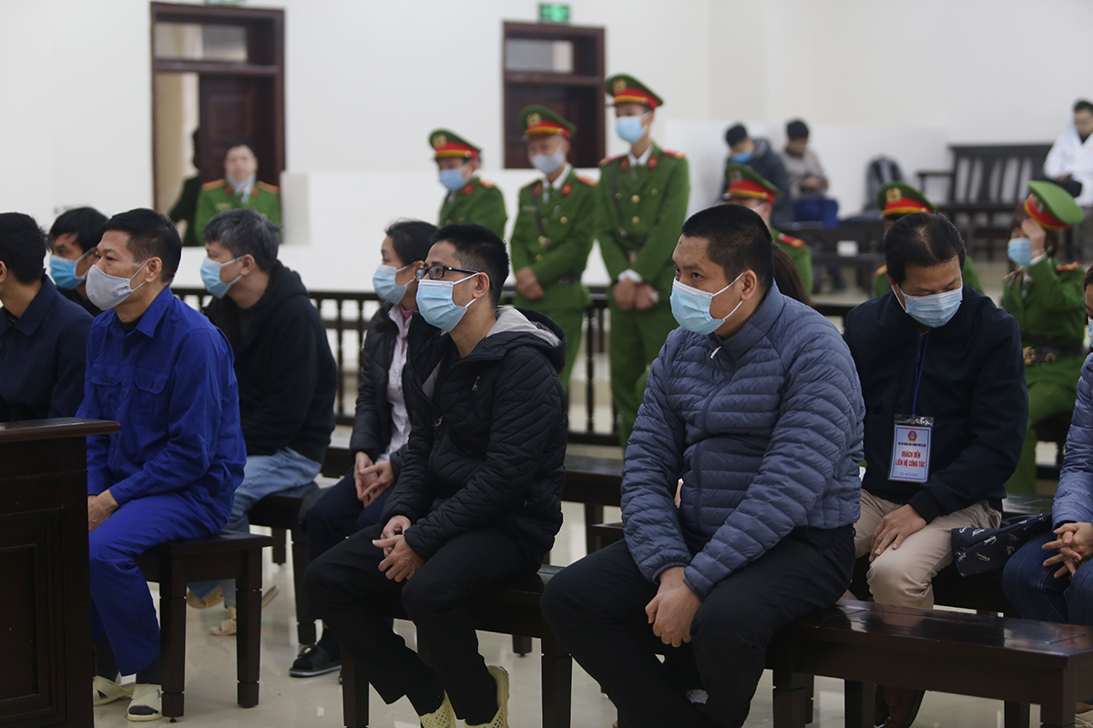 10 bị cáo chờ xét xử