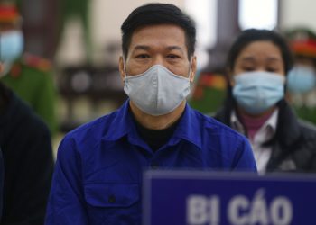 10 người nâng giá máy xét nghiệm Covid-19 hầu tòa