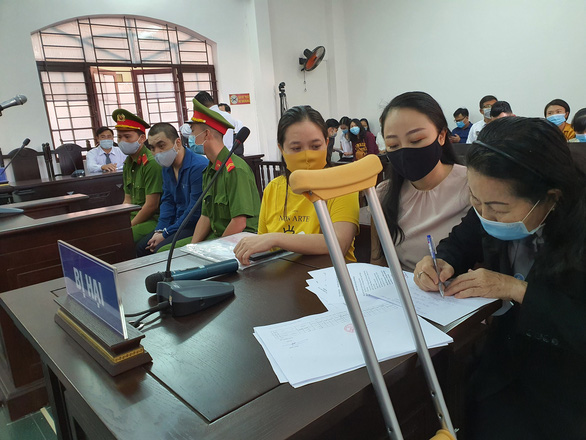 Chị Hường (giữa) cùng luật sư và con gái của ông Thường tại tòa