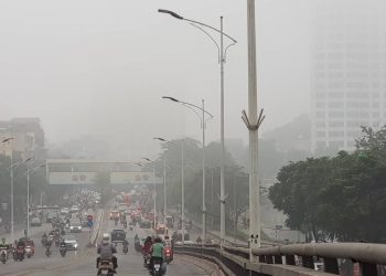 Sương mù bao vây Hà Nội, không khí ô nhiễm nghiêm trọng