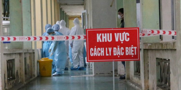 Cách ly tại nhà từ vụ nam tiếp viên Vietnam Airlines mắc Covid-19: Ai quản, quản ai?